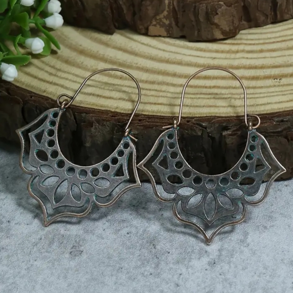 New Vintage Looking Oval Character Earrings - Picture 1 of 2